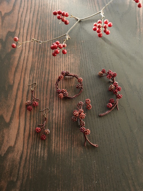 「サンキライのブローチ」（リース・dark color）