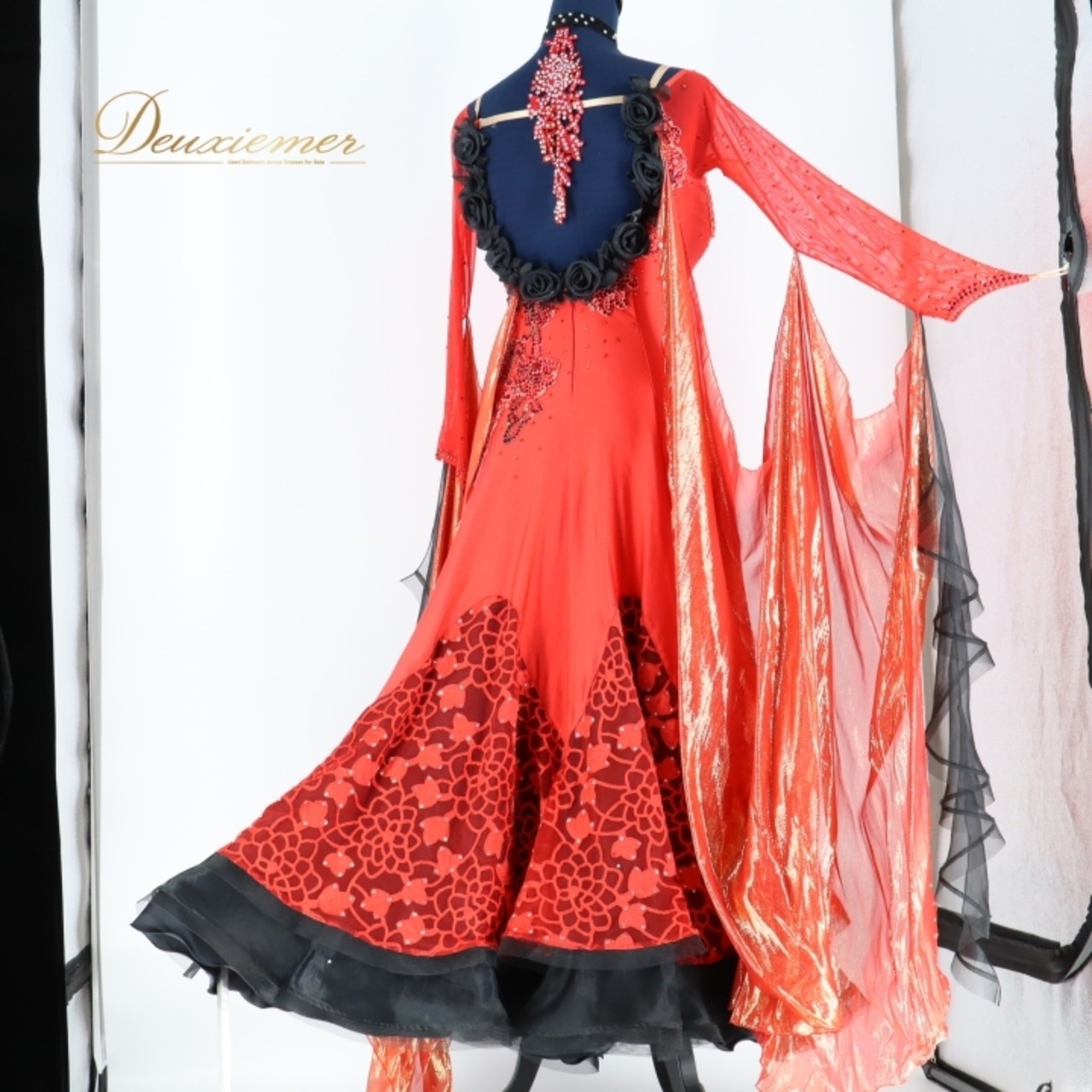 社交ダンス 衣装 スタンダードドレス ドレス ワンピース スタンダード 赤 黒 フロート 光沢 薔薇 花 高級感 上品 デモ 競技 ダンス パーティ ブラック系 レッド系 in the MOOD インザムード 日本製 スカート2枚重ね おしゃれ ボリューム おしゃれなデザイン 発表会 フォーマル レディース