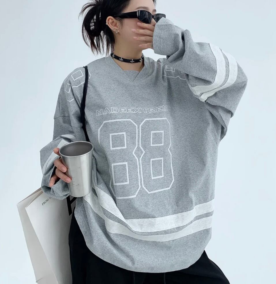 VネックナンバリングデザインロングTシャツ