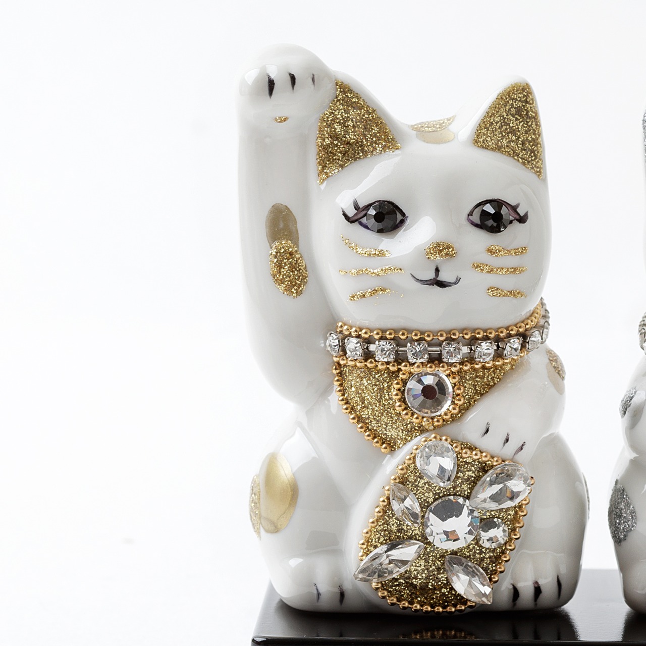 幸運招き猫 / ペア猫 / ジュエリー / Lサイズ / 黒台付き / 白(WHITE) - 2