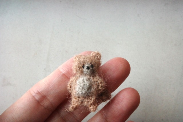 左側が気になるたぬき・淡(小さなふわふわ編みぐるみ)