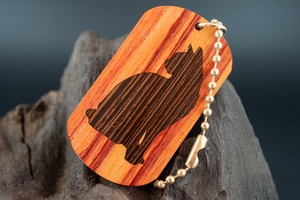 【 木材の女王】チューリップウッド ドッグタグ 象嵌 優雅に座る猫