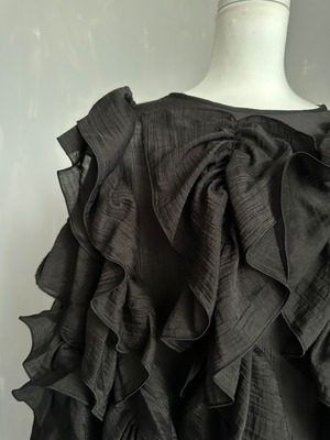 ラッフルセミシアーフリルBL／Black