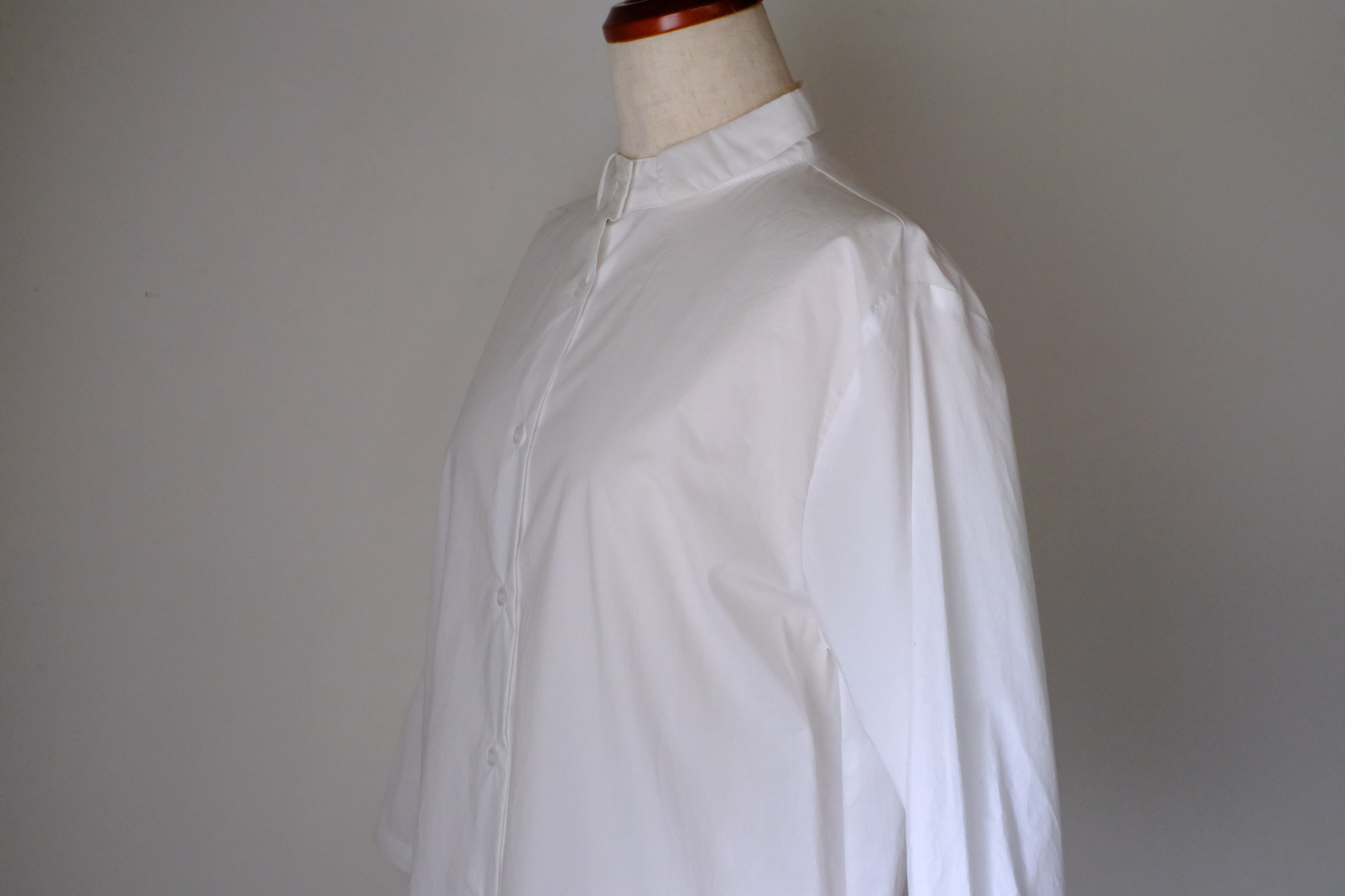 七分丈スタンドカラーブラウス(オフ白/刺繍無)