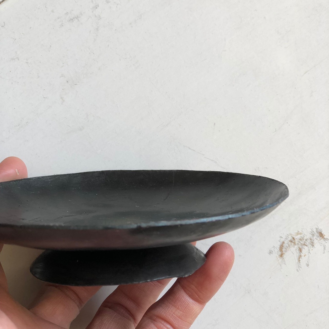 黒鉄のお皿 底台付 S 直径12cm
