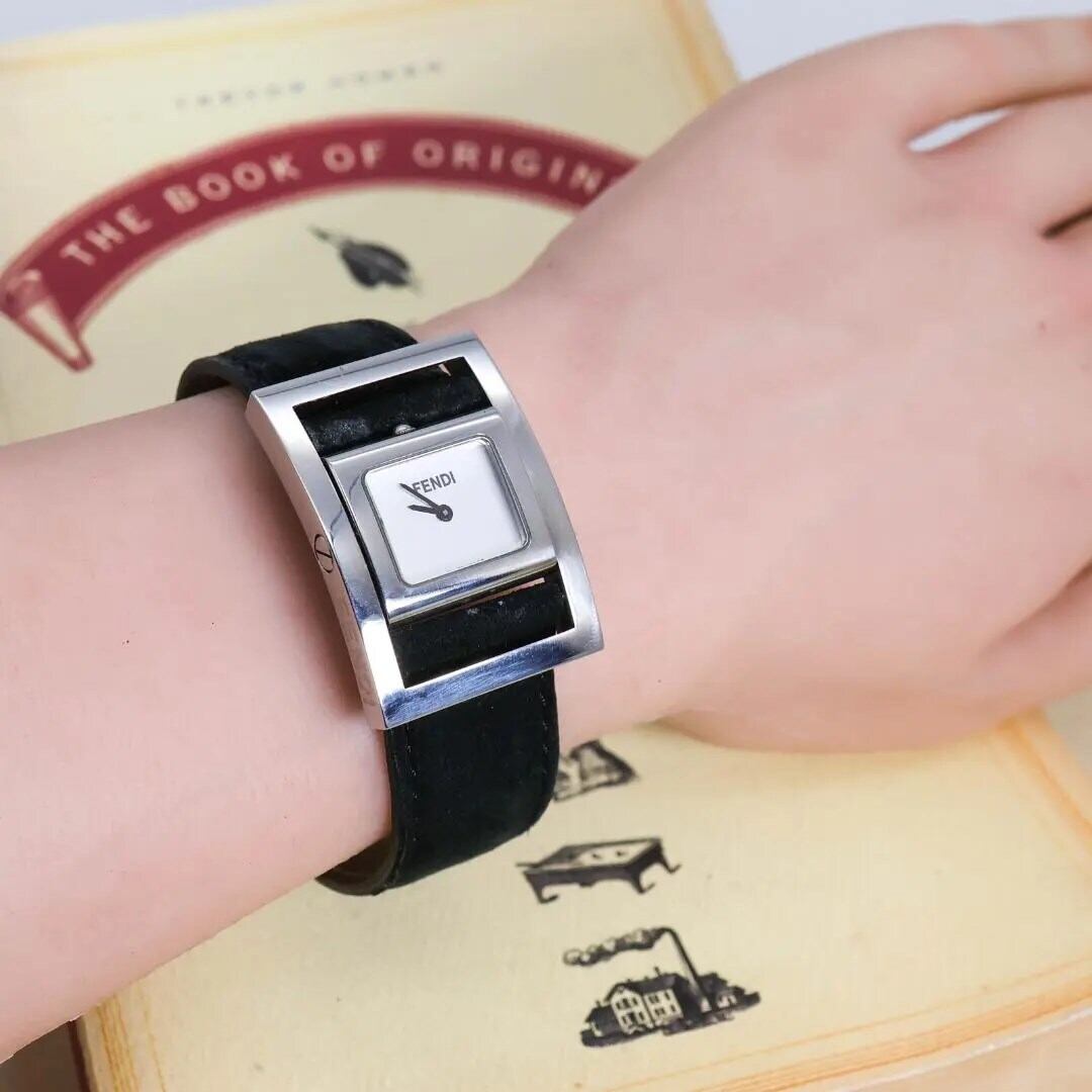 ◆Fendi 腕時計 ◆ スクエア バングルウォッチ ロゴ入りベルト 稼動品 付属品あり FENDI フェンディ スクエア ロゴベルト 腕時計
