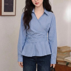 スキッパーカラーラップデザインペプラムシャツ ・75134 スキッパーカラーラップデザインペプラムシャツ ・75134