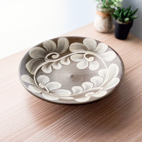 【仲間陶房】やちむん／仲間功／エレガントな筆描き【7寸皿：イッチン】工房直送！！