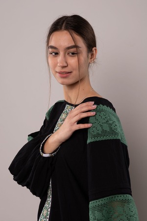 ウクライナ刺繍ヴィシヴァンカ　手刺繍　麻　レディース・フリーサイズ