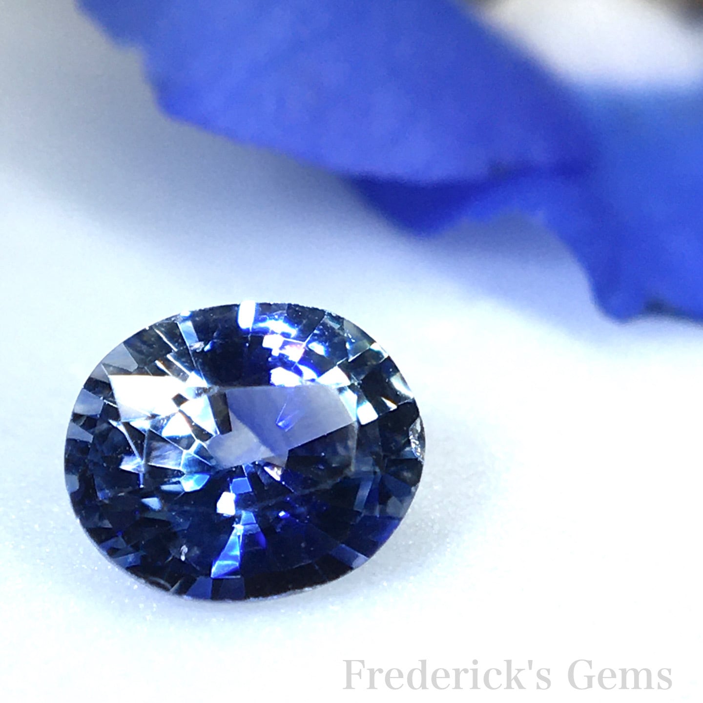 氷のような煌めきと春らしい青 0.6ct UP 希少石 天然 バイカラーサファイア | Frederick’s Gems&Jewelry  powered by BASE