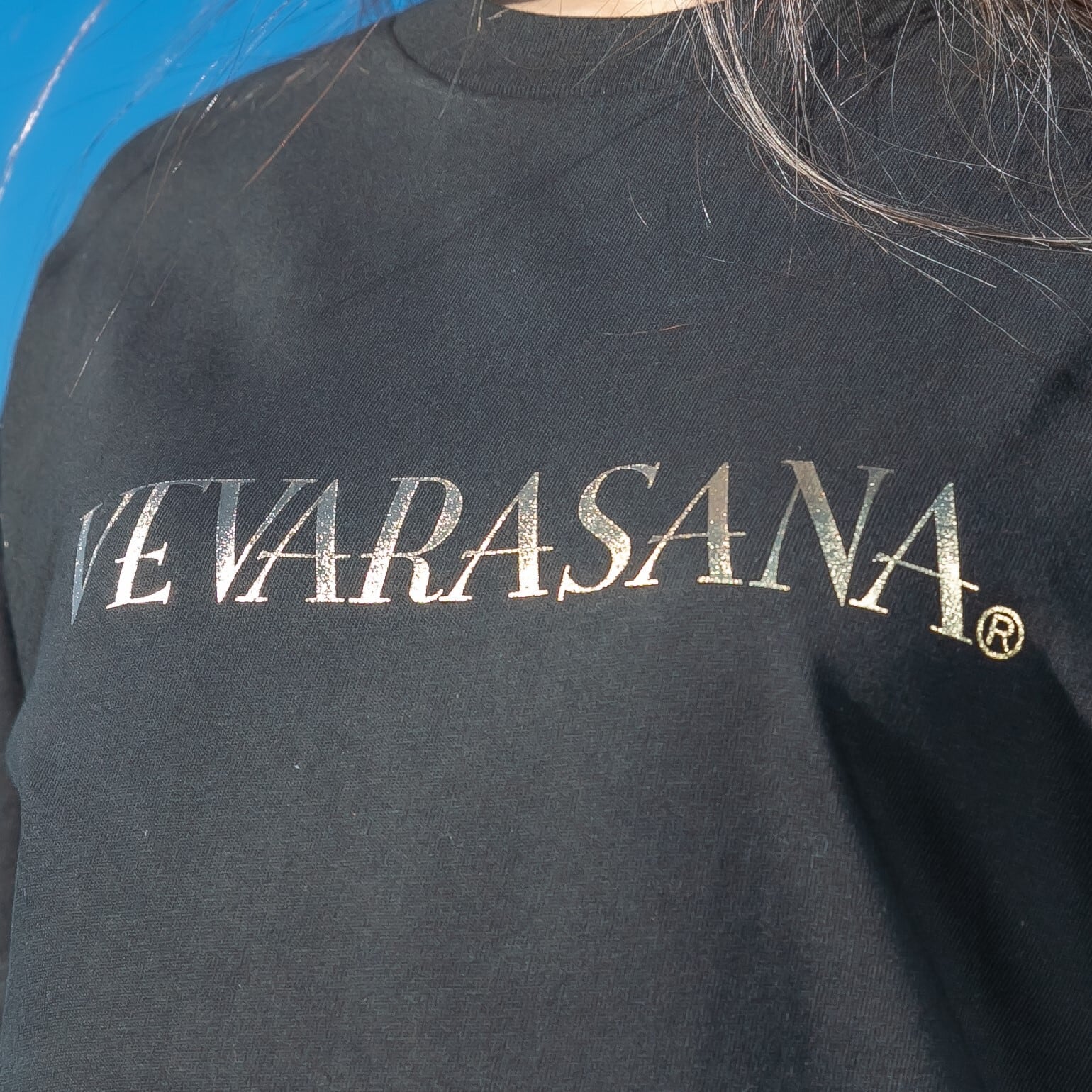 VEVARASANA®︎ 金箔を貼ったような ゴールドプリント Tシャツ 女性が着
