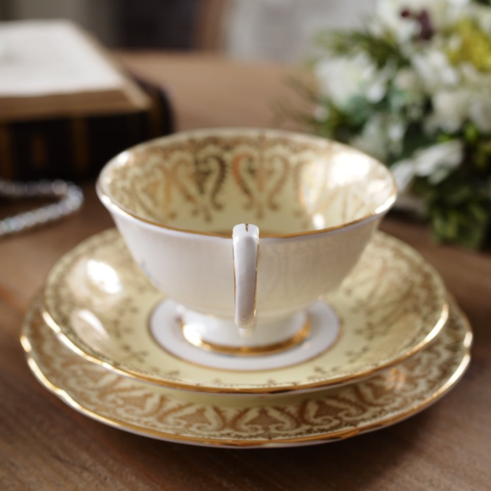 英国パラゴン 金彩果実文 フルーツ絵柄トリオ イエロー カップ