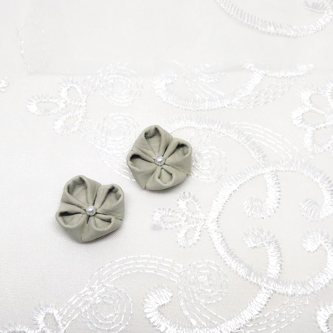 羊革の紫陽花 パーチメント * つまみ細工 シープレザー ピアス