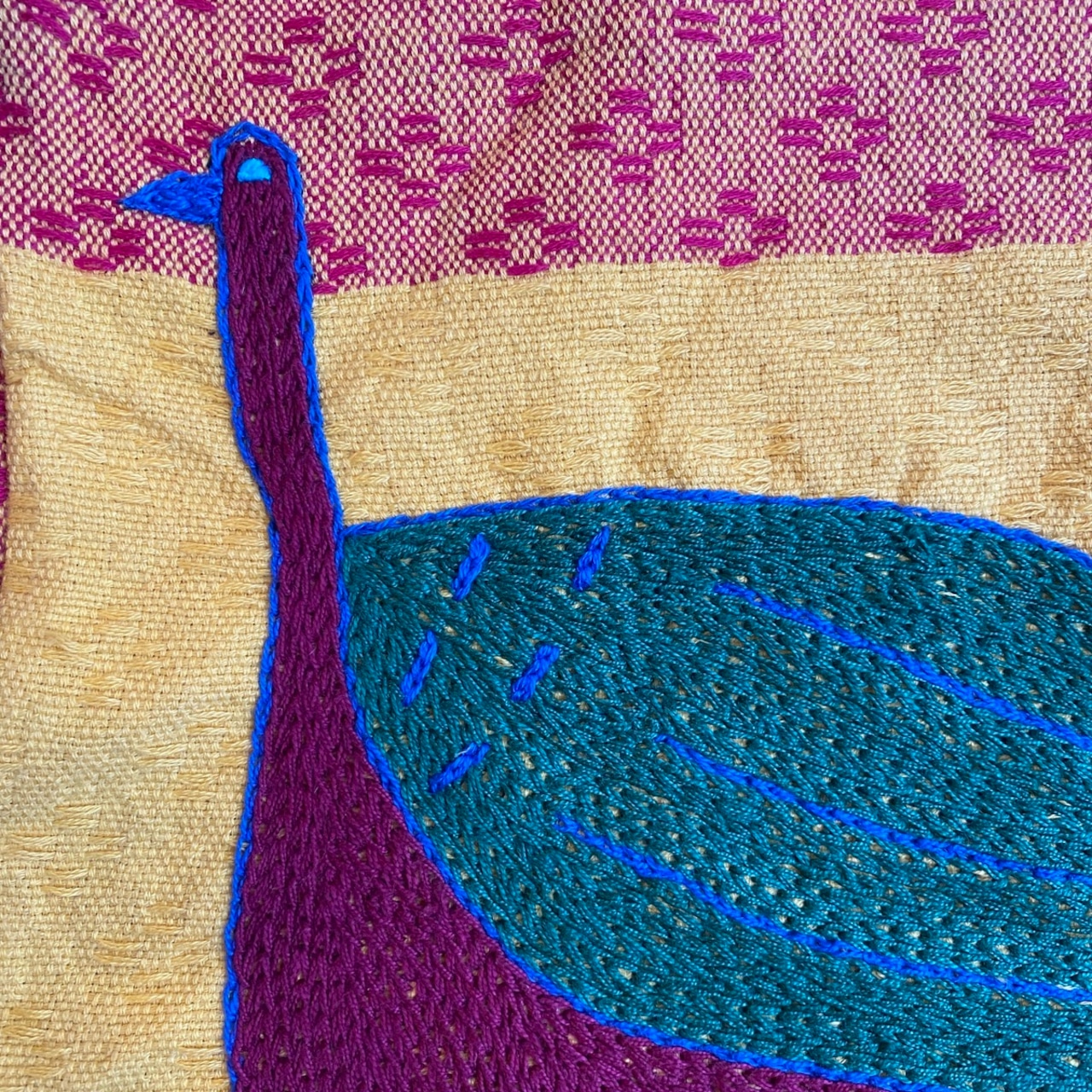 刺繍クッションカバー　ワイン色の鳥モチーフ