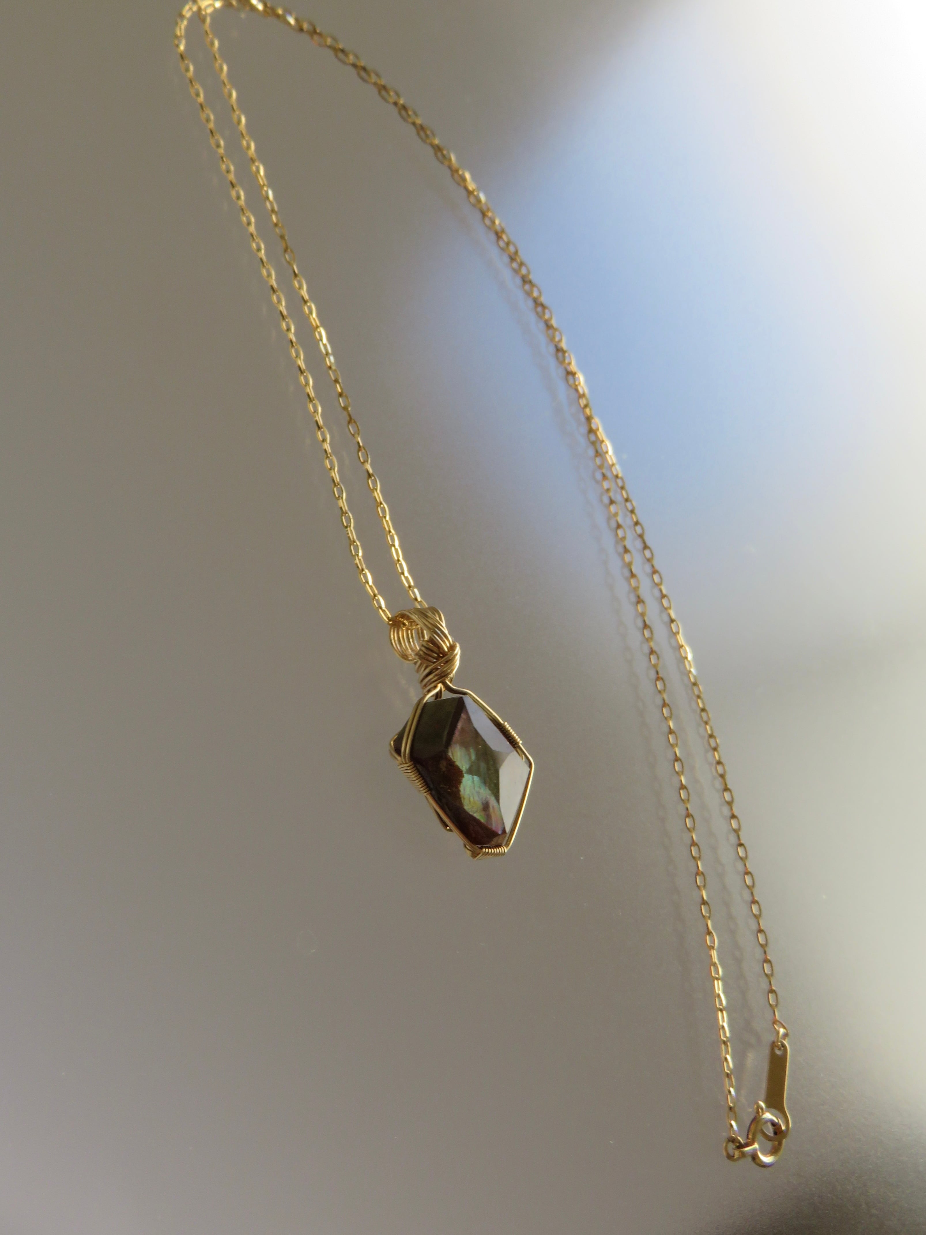 萌】奈良県天川村産レインボーガーネット(12.4ct)女神巻き