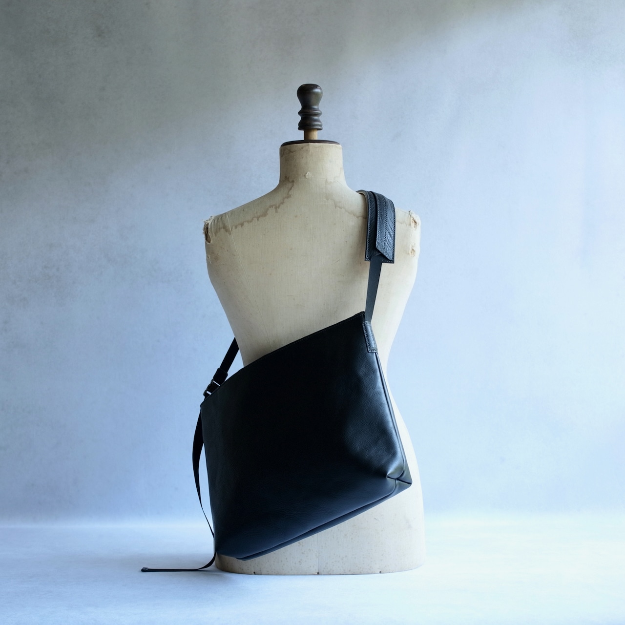 DR SHOULDER BAG 01