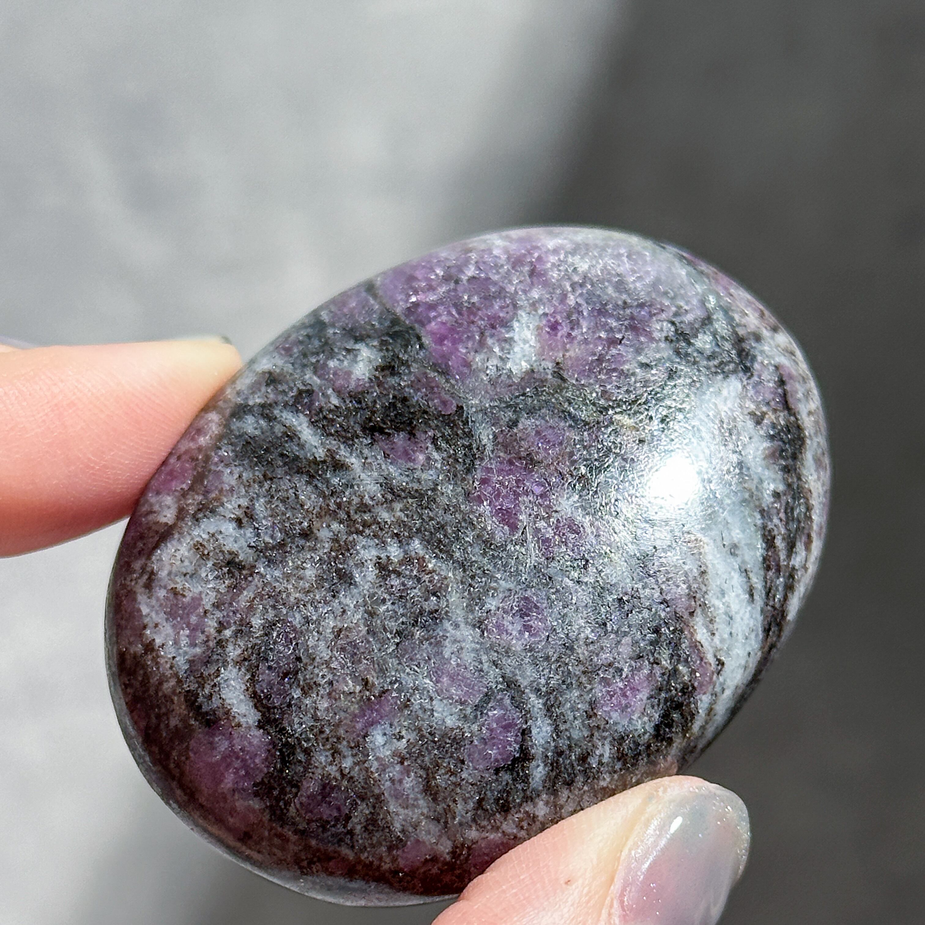 ピンクガーネットinマトリックス パームストーン23◇ Pink Garnet in
