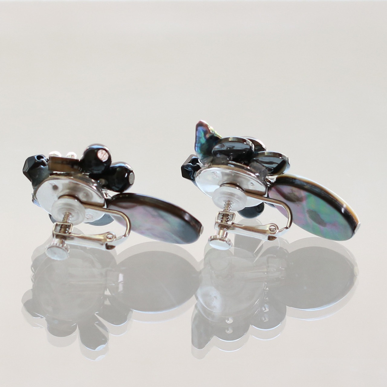 シックな色合い！シェルイヤリング mm1204