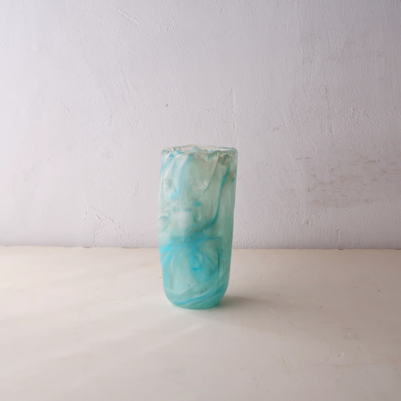 水色と白のマーブル花瓶