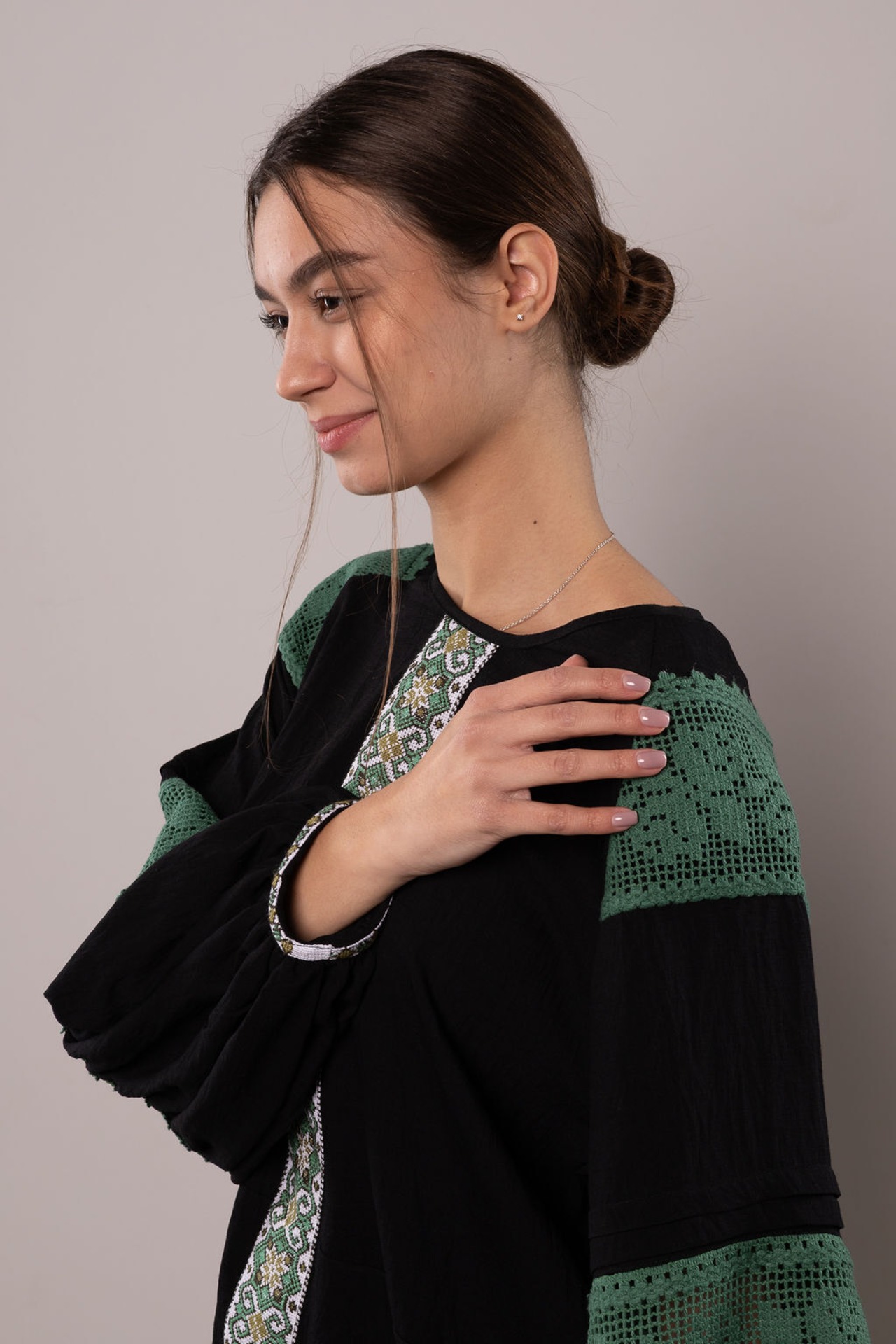 ウクライナ刺繍ヴィシヴァンカ　手刺繍　麻　レディース・フリーサイズ - 1