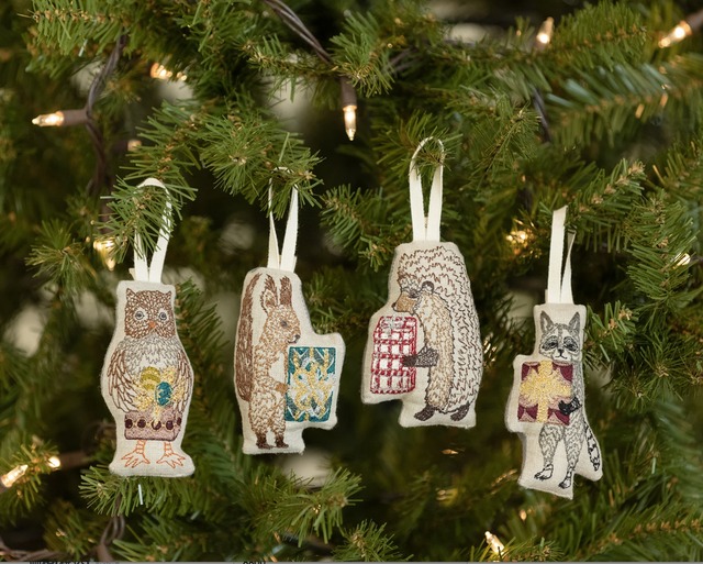 CORAL&TUSK [Squirrel with Present Ornament] リスとプレゼントオーナメント (コーラル・アンド・タスク)