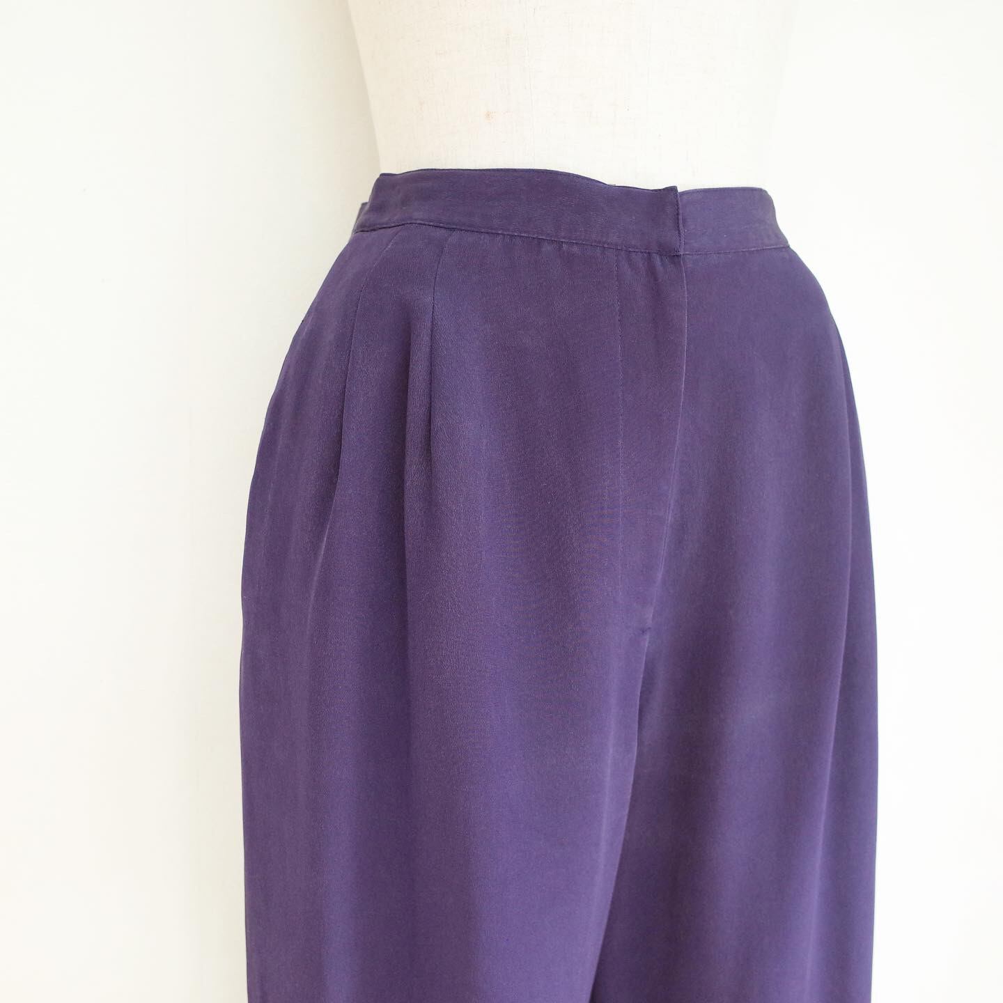 Silk tuck pants