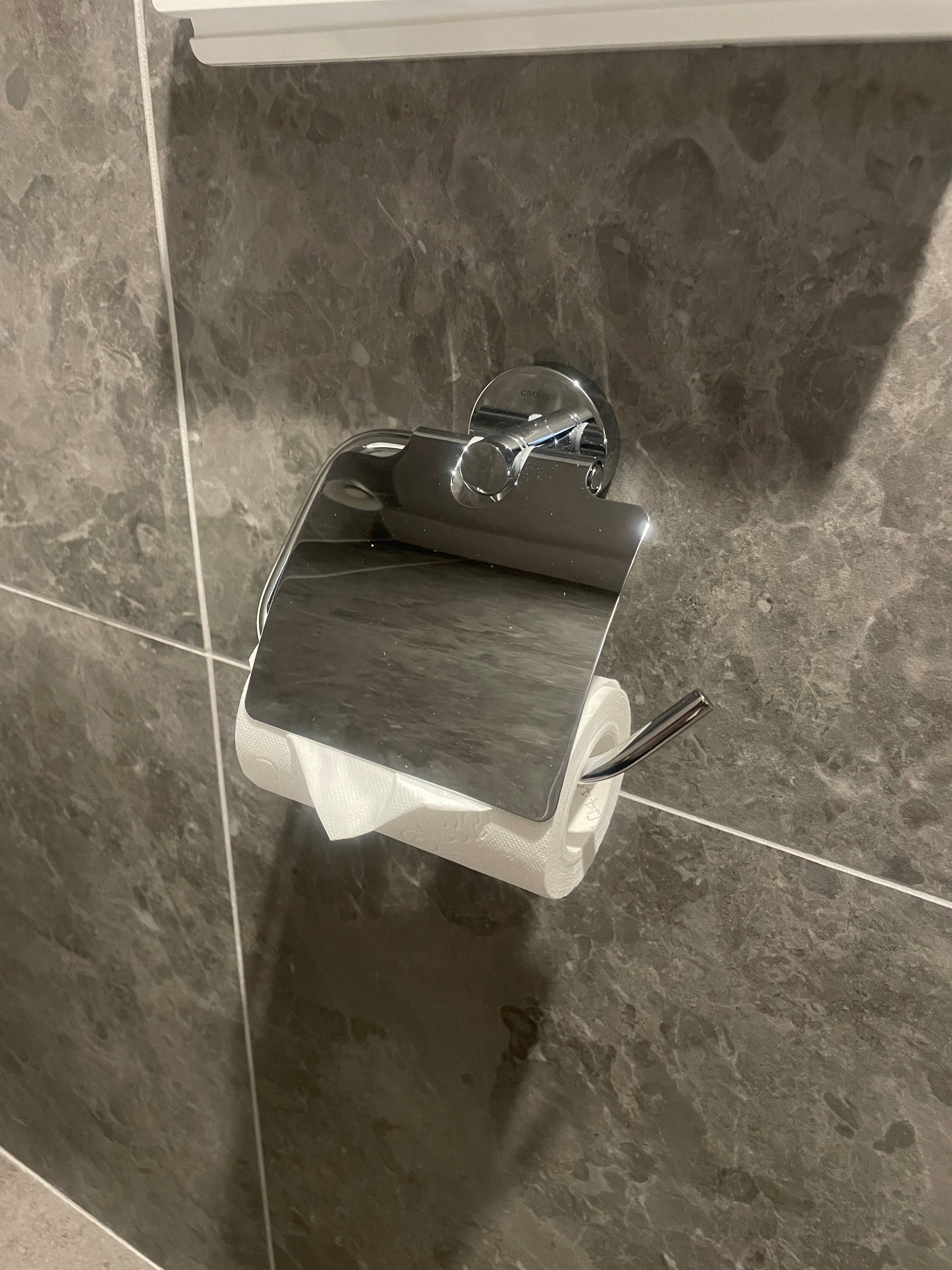 GROHEエッセンシャル トイレットペーパーホルダー(カバー付) | empati
