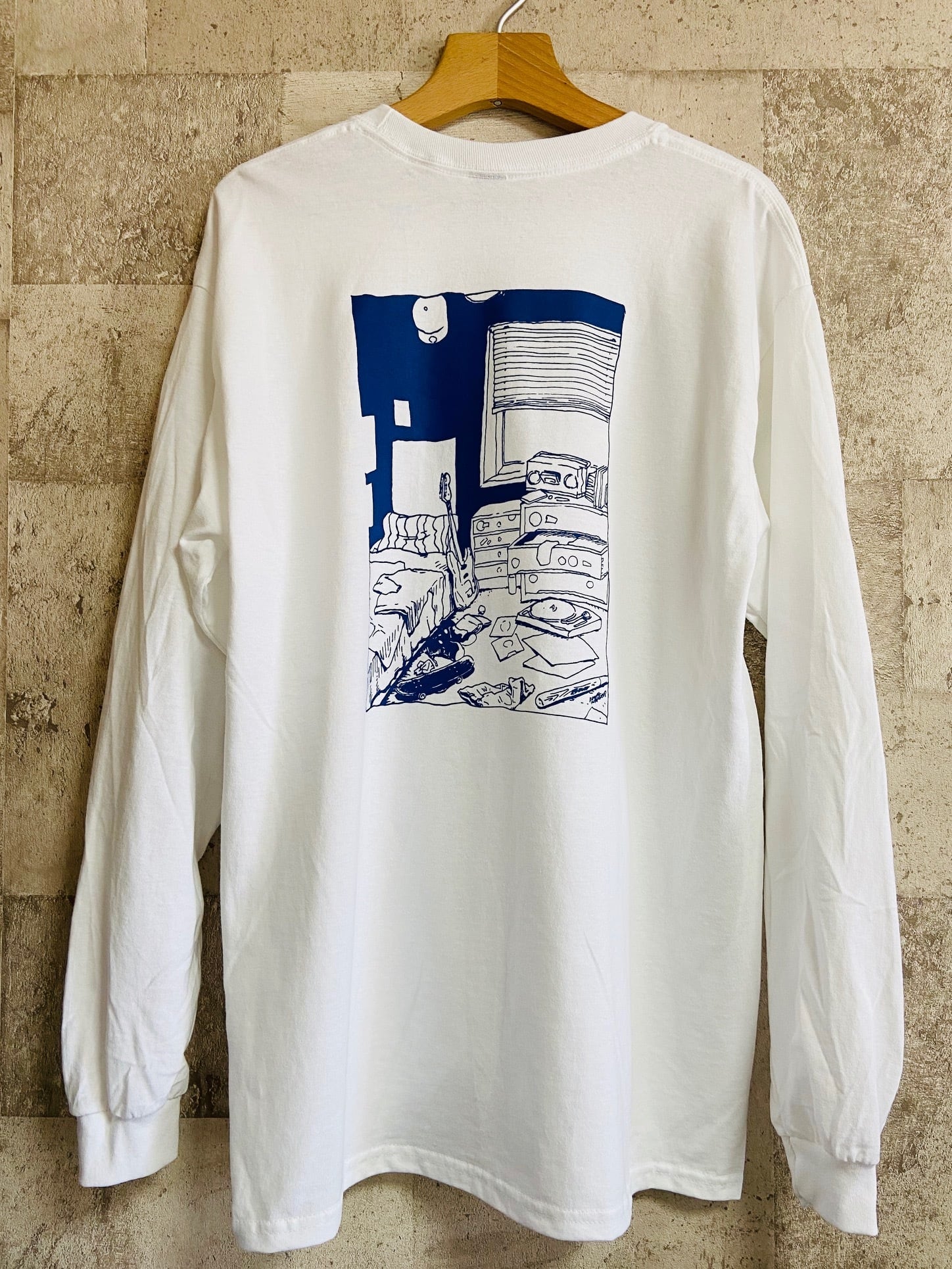 部屋イラストバックプリント・ロンT（ネイビープリント） | HOLIDAY