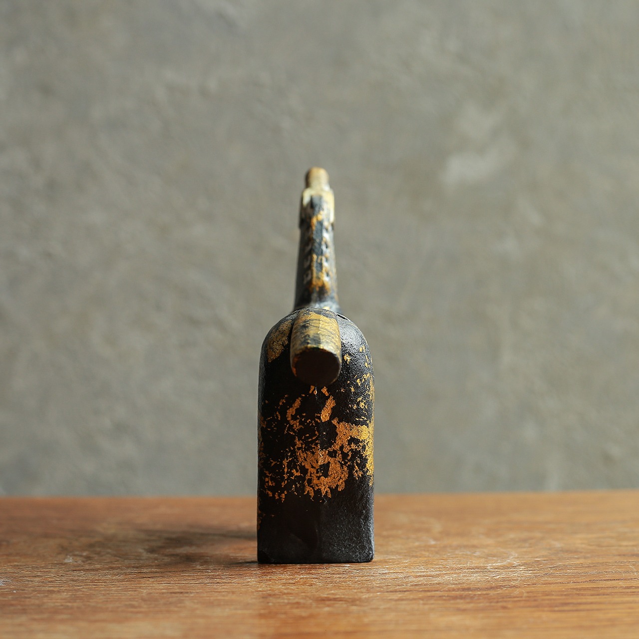 空を見上げる、ずっしりと模様が美しい馬