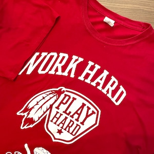 【keya】WORK HARD プリント Tシャツ ロゴ 3XL ビッグサイズ レッド US古着