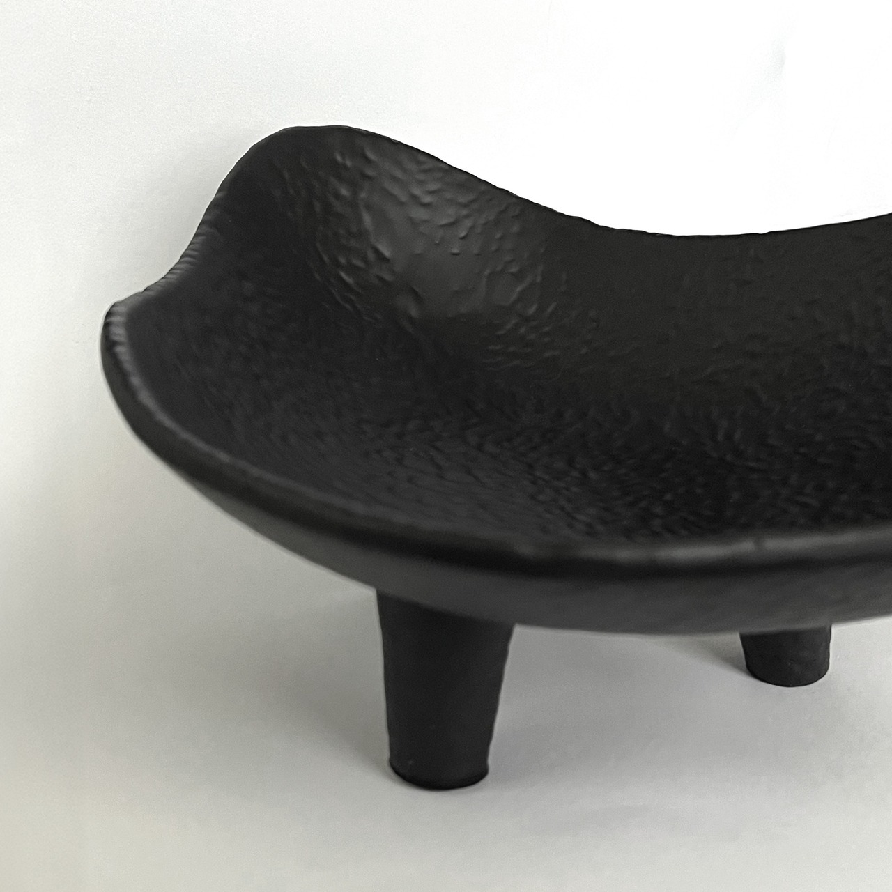 Three-Legged Matte Black Textured Bowl / スリーレッグ マットブラック ディスプレイボウル