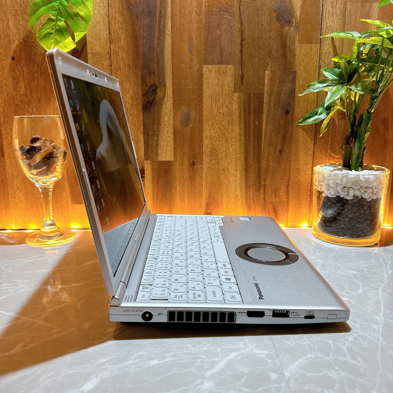 在庫1点限り/Let's note SV8/メモリ8GB/SSD256GB/超軽量/第8世代/初期設定済み/ノートパソコン