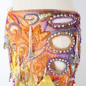 ベリーダンス オリエンタル 衣装 上下セット オレンジ系 トップス スカート 黄 紫 ラインストーン ビーズ 豪華 装飾 フリンジ フリル 光沢 肌見せ セクシー ストーン 華やか ステージ イベント スパンコール イエロー系 パープル系