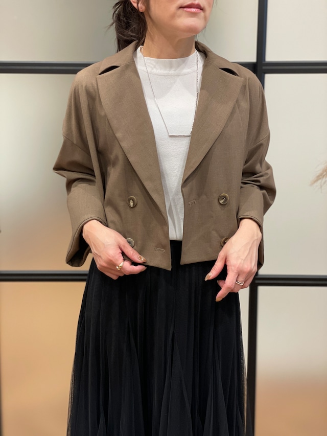 春コーデの鮮度を上げてくれるショート丈テーラードジャケット