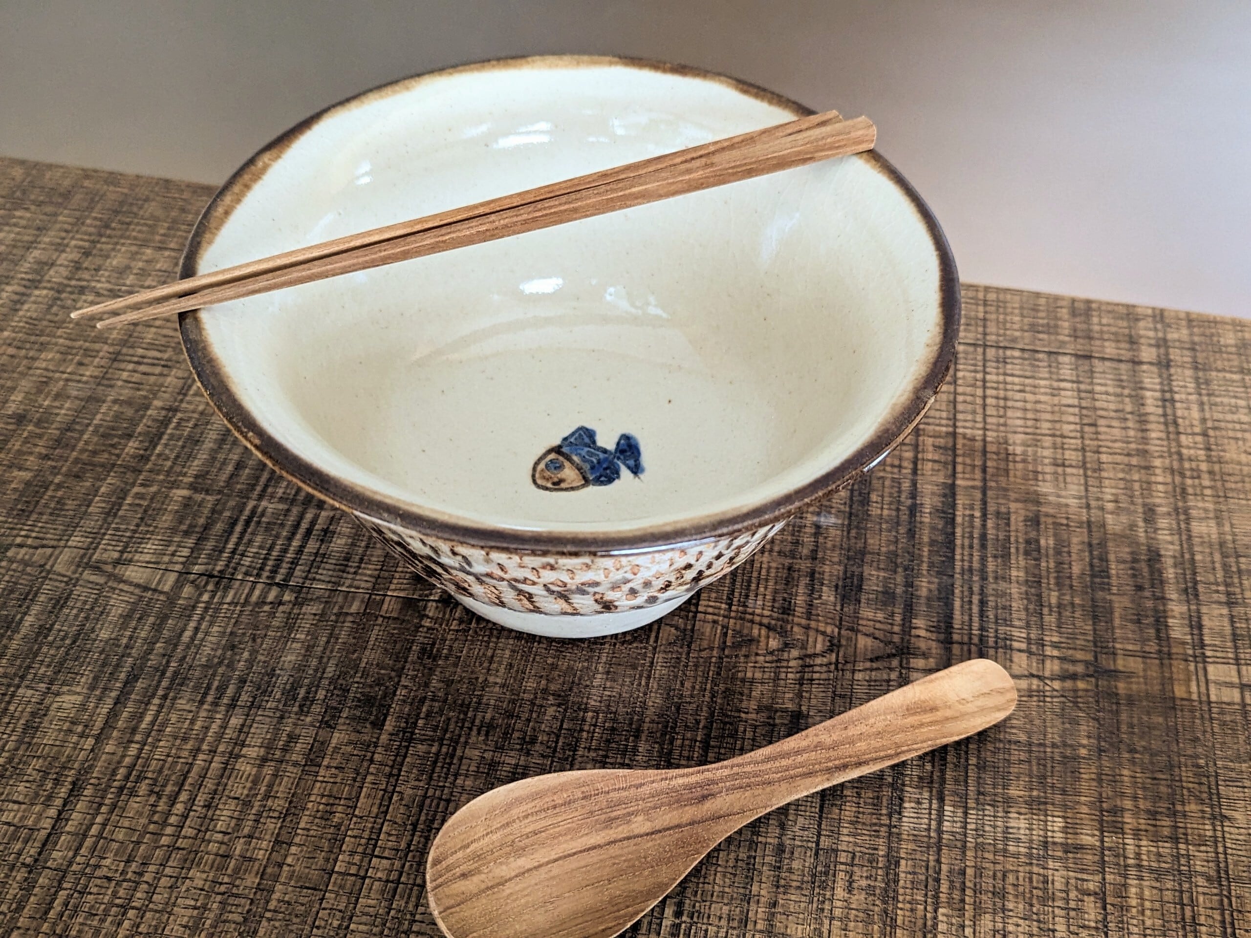 やちむん ソバマカイ6寸（飛鉋魚紋） | ノモ陶器製作所 | inoya