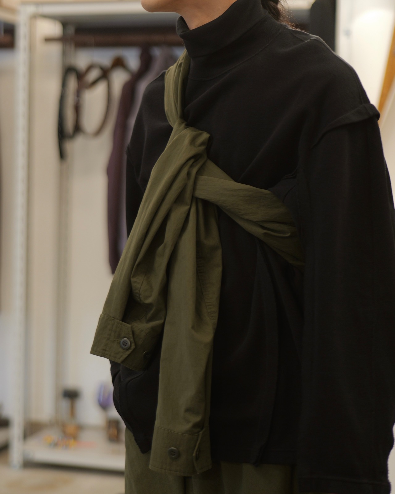予約販売 | i’m here : - “SLEEVE” BAG ：Khaki｜袖を巻くバッグ／ミリタリーの構造／着る位置の余白