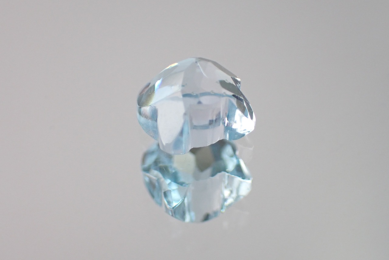 ブルートパーズ（くまカット）　2.24ct　[C3‐438]