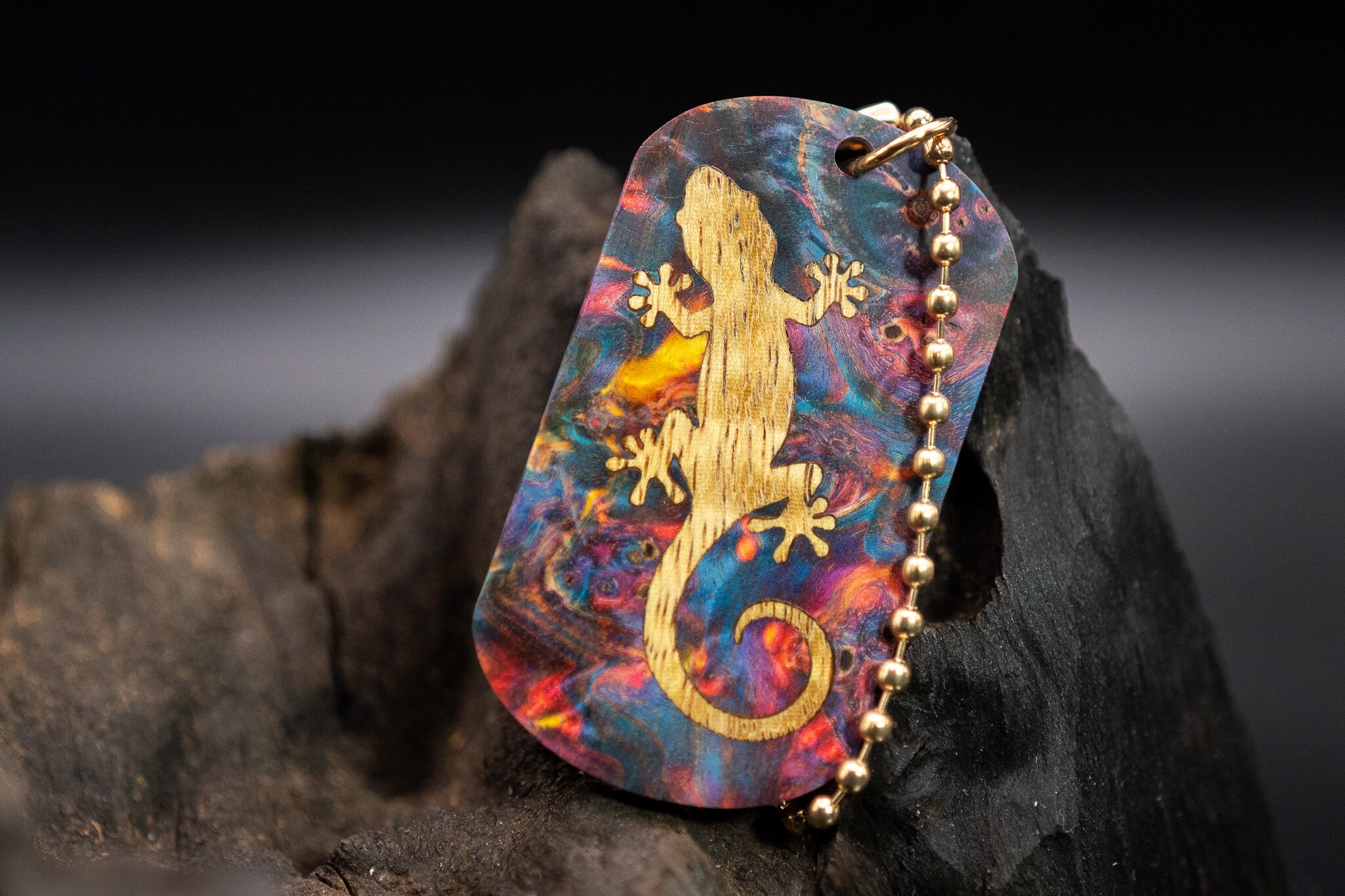 スタビライズドウッド メープル ドッグタグ 象嵌 木登りトカゲ