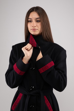 ウクライナ産プレミアムウール100%ロングコート（緋）平行縫い　手刺繍　ユニセックス