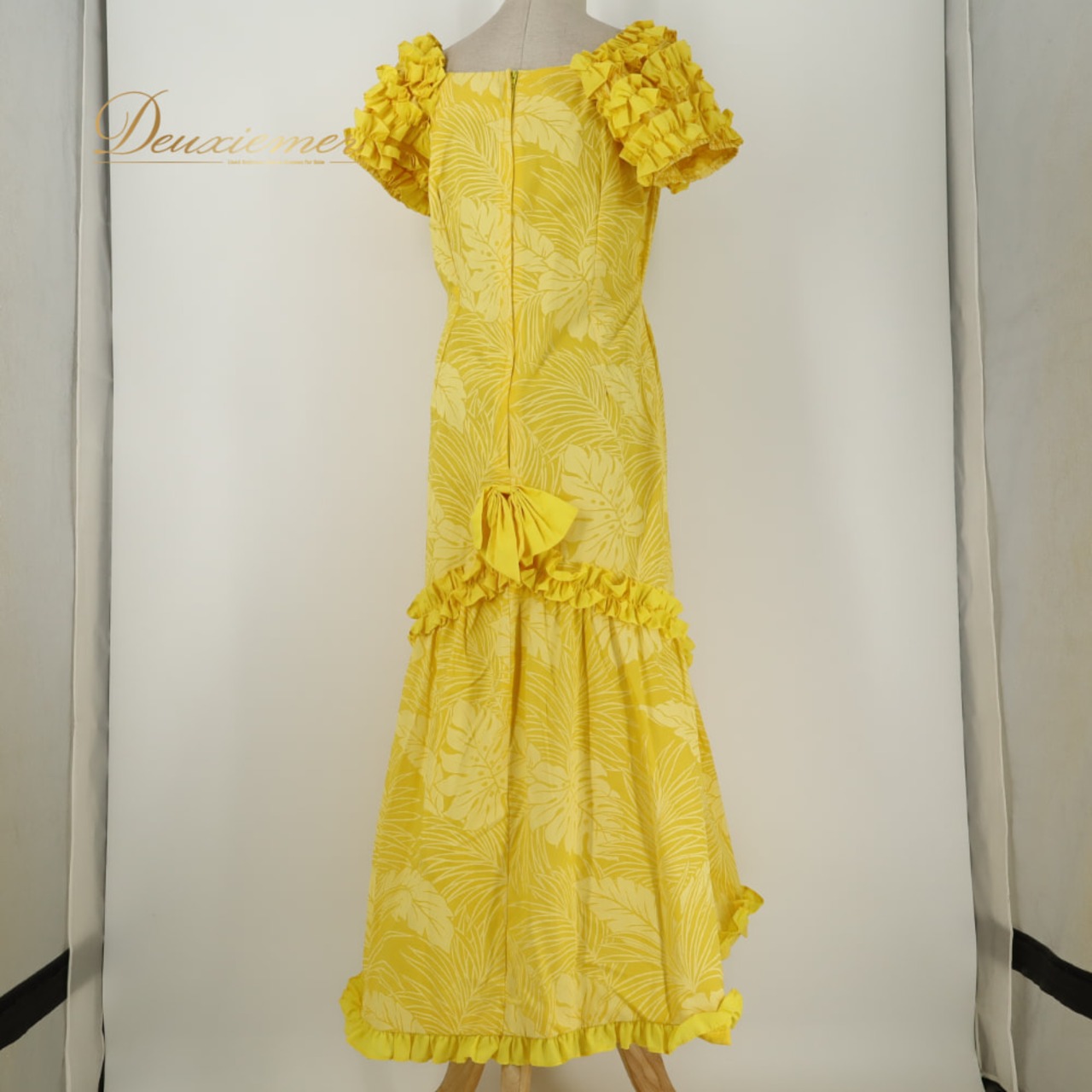 フラダンス 衣装 T&L MUUMUU FACTORY ムームーファクトリー ワンピース ドレス イエロー系 黄 モンステラ柄 植物柄 フリル ハワイアンプリント ハワイアン アロハ フラ ダンス レッスン 練習 ハワイアンダンス フレアスカート 華やか 鮮やか かわいい おしゃれ 上品