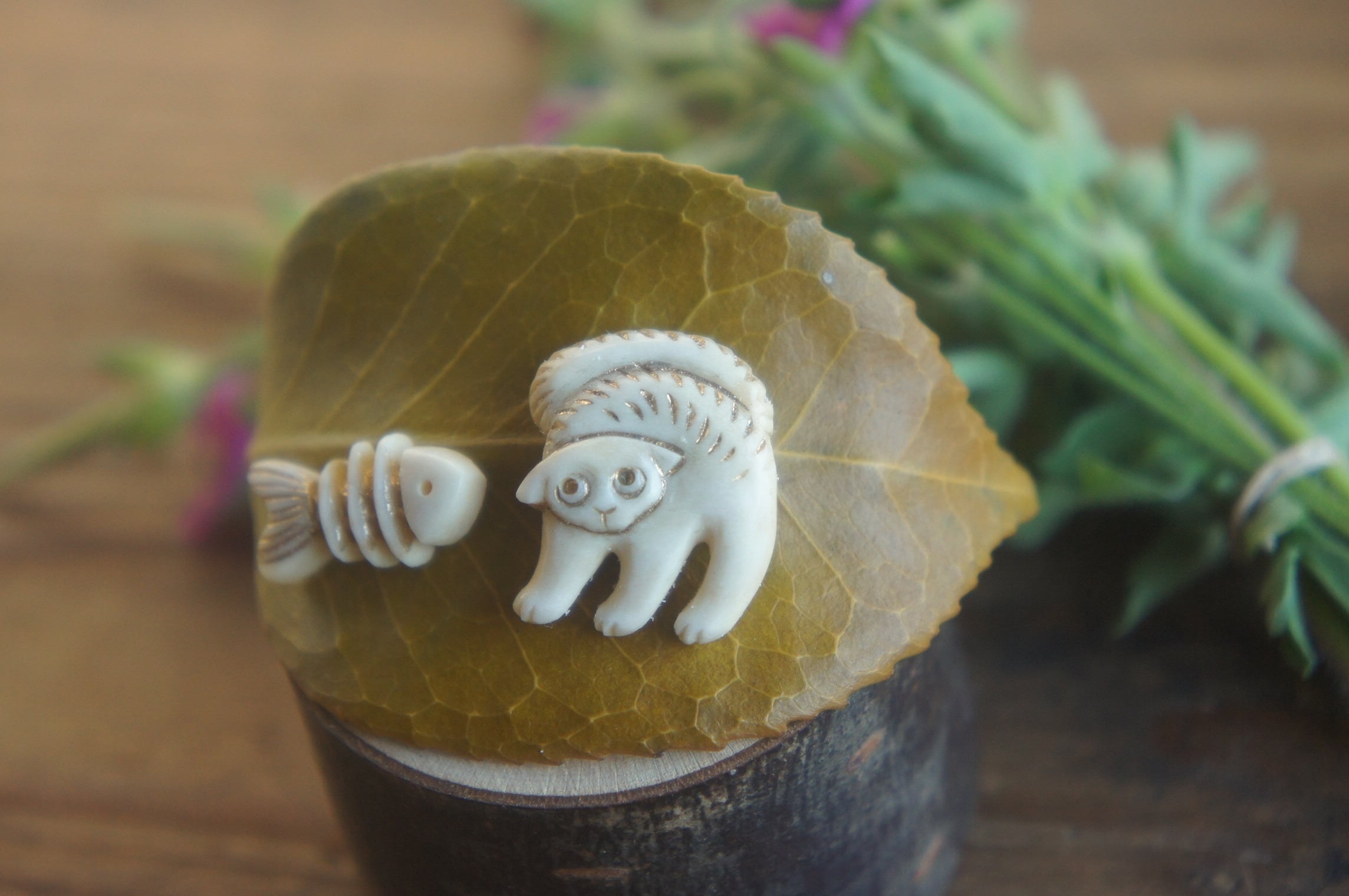 鹿角彫刻「やんのか猫と骨魚」ピアス(左右セット)【2】