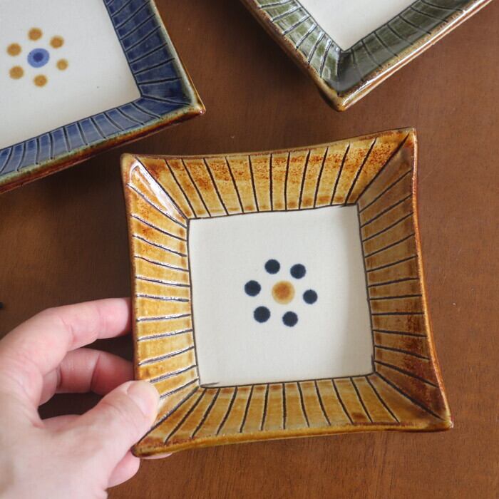 やちむん 陶眞窯 四角皿 線彫り花ぐ～ Yachimun Square plate #244