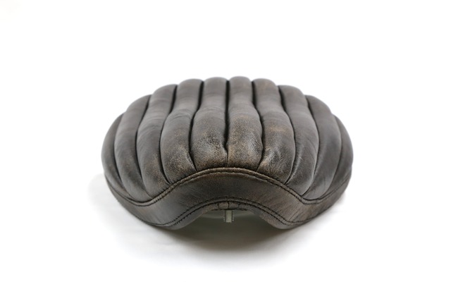 【抽選販売】クラックレザー : 60sトラディション ソロシート［縦タック&ロール］(CBW01)