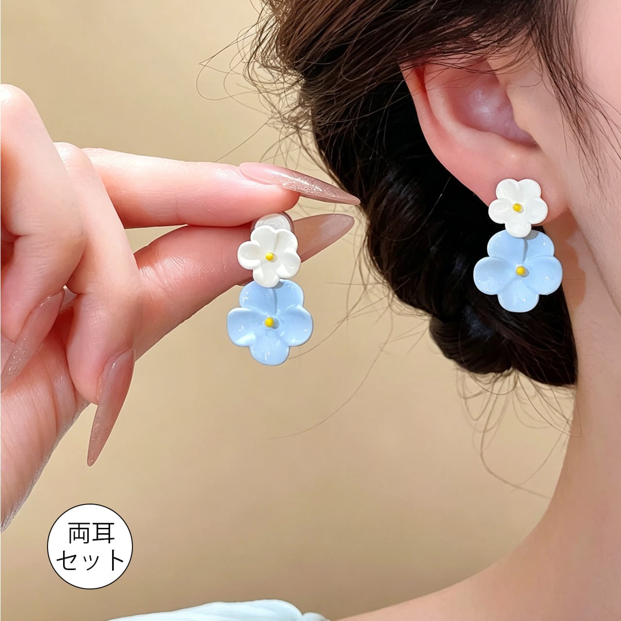 R47 .青と白の花モチーフのイヤリング（ノンホールピアス） | GIFTUU