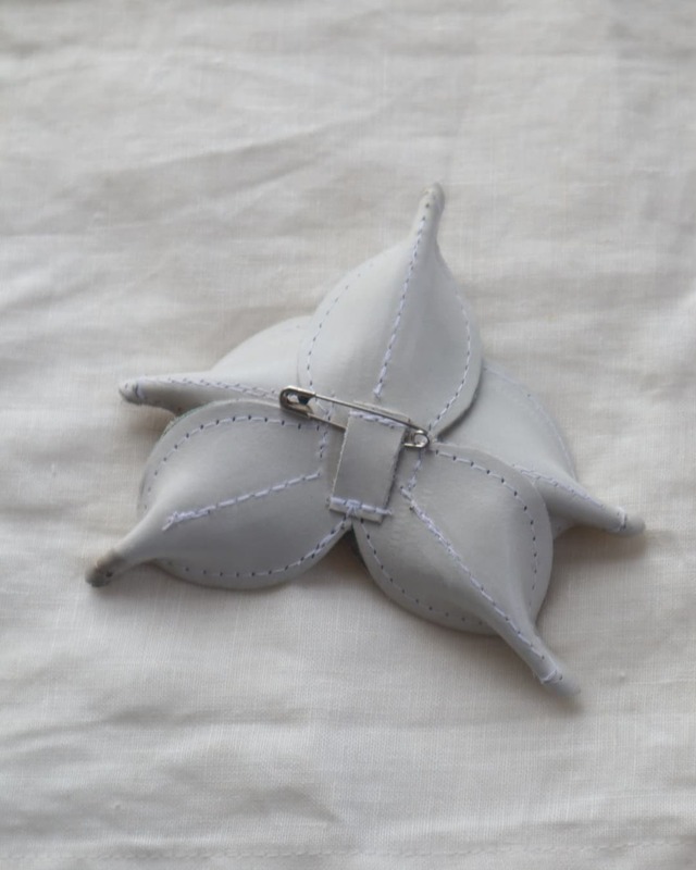 Oberees  アップサイクル 革のブローチ　フランスハンドメイド / ホワイト