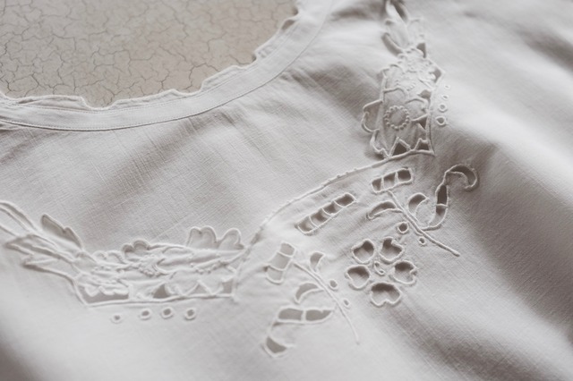 フランスアンティーク 1900s アールデコ的花々と隠されたモノグラムのあるワンピース