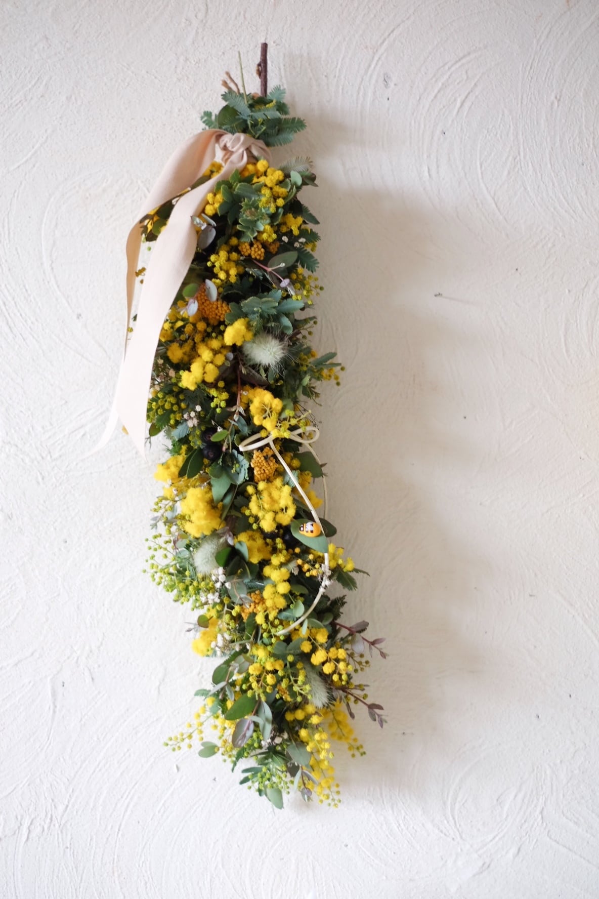 ミモザと小花の春のスワッグ