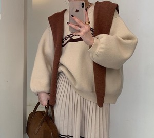 英字 ロゴ Vネック 長袖 トレーナー レディース トップス プルオーバー ミディアム 長袖 Vネック 襟なし オーバーサイズ かわいい 大人可愛い シンプル カジュアル おしゃれ こなれ感 ルーズ ロゴ 春 秋 冬 ママ 通勤 学生 学校 通学 デート お出かけ 旅行 公園 女子会 休日 ショッピング カフェ 体型カバー 普段使い 着回し レイヤード XS S M L 小さいサイズ ゆったり ゆる ミルクティー