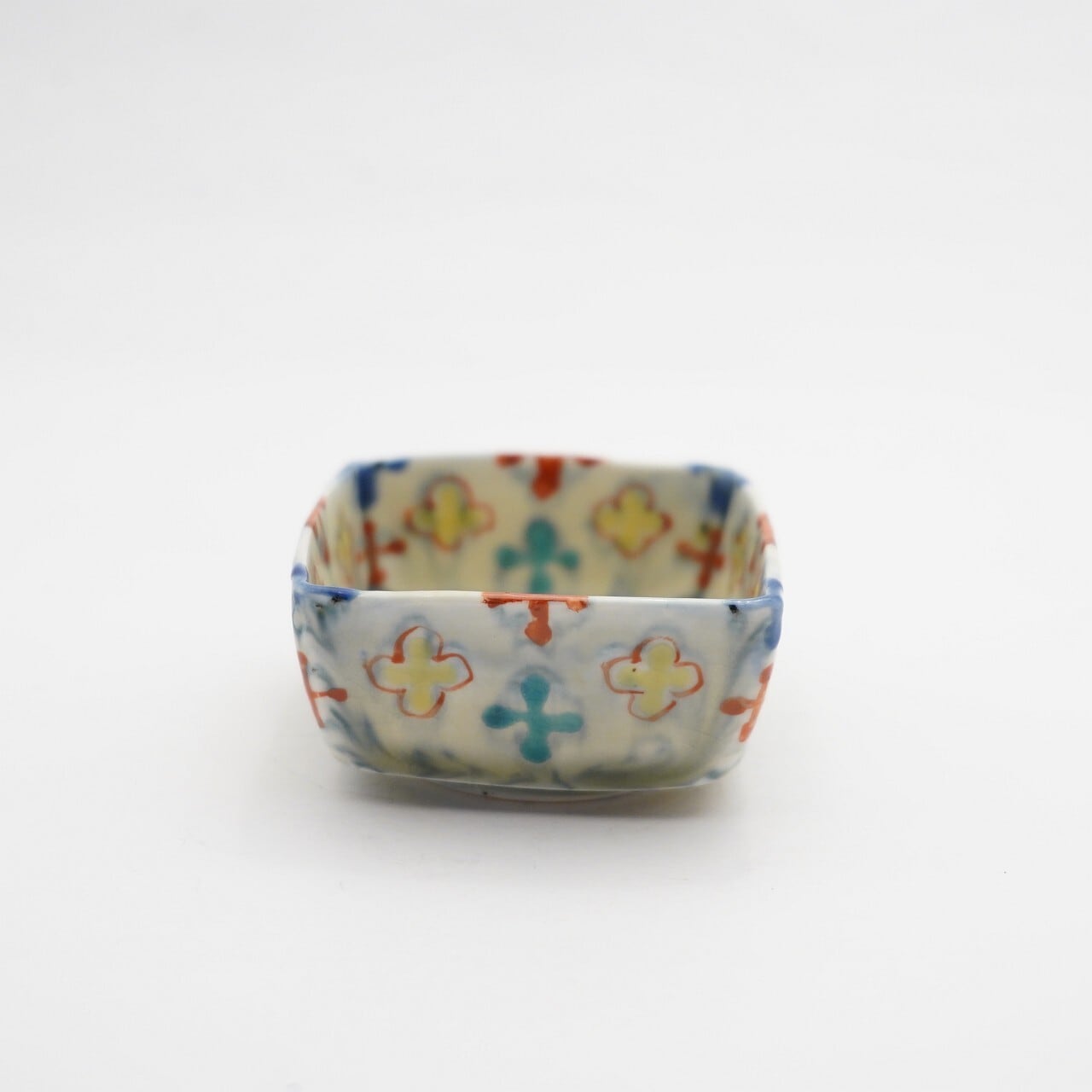 西山・色絵小鉢5つ ヤマカワミユキ】四角小鉢 色絵小花つなぎ YA-08-A | ろにせら