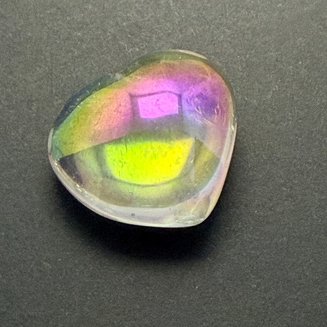 【虹色に輝くハート】オーロラクォーツ 置き石 約24×27×13mm【O8001】